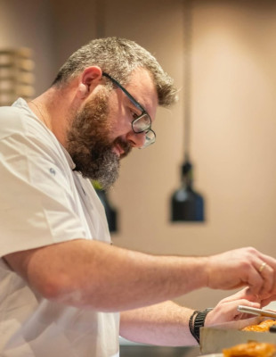 Face to Face με τον Θωμά Μάτσα: «Η επικαιρότητα σήμερα είναι πολύ σκοτεινή για να μεταφραστεί σε ένα πιάτο»