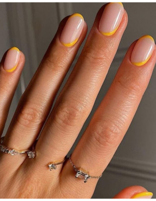 Τα Aperol Spritz Nails είναι η τέλεια αφορμή για να δοκιμάσετε ένα πιο τολμηρό χρώμα
