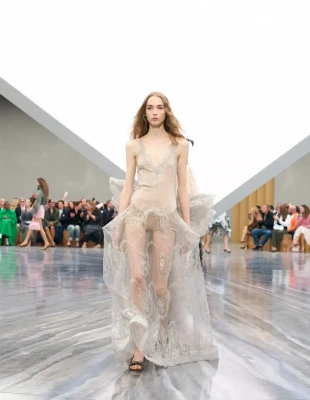 Τα χρώματα στα σανδάλια που θα κυριαρχήσουν τους επόμενους μήνες