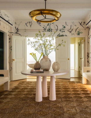 Χρώμα στο διάδρομο: Η διακοσμητική τάση που μεταμορφώνει τον πιο «ξεχασμένο» χώρο του σπιτιού