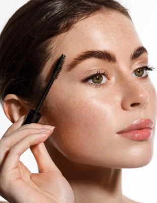 Έτσι θα φτιάξετε το δικό σας brow gel πανεύκολα για τα πιο καλοσχηματισμένα φρύδια