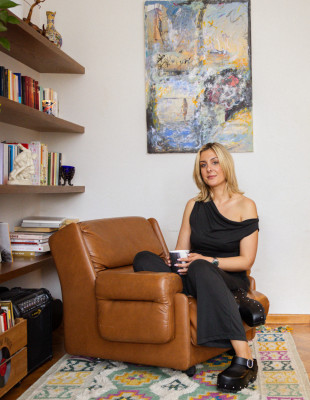 Doors Open: Η Ελένη Σιμώνη μάς υποδέχεται στο artsy διαμέρισμά της στην Πλατεία Αριστοτέλους