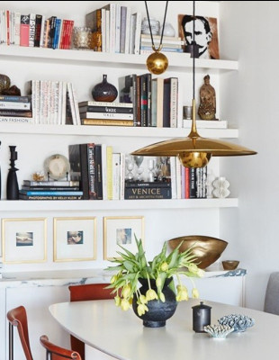 Η αισθητική “too many books”: Γιατί οι γεμάτες βιβλιοθήκες είναι το νέο σύμβολο της κομψότητας