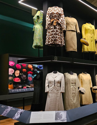 Queen Elizabeth II - Her Life in Style: Τα iconic looks της Βασίλισσας Ελισάβετ πρωταγωνιστούν σε μία έκθεση-ορόσημο στο Buckingham Palace