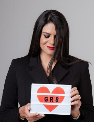 SKG Stories: Η Τίνα Μιχαηλίδου φέρνει την αυθεντικότητα στο επίκεντρο των συνεντεύξεών της σε μια εποχή όπου η εικόνα προηγείται της ουσίας