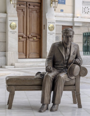 Ο Καβάφης επιστρέφει στην Αθήνα, με το γλυπτό του να βρίσκεται πλέον στον πεζόδρομο της Διονυσίου Αρεοπαγίτου