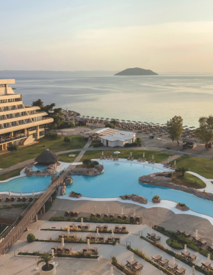 Ένα σκηνικό αυθεντικού fine living στη Σιθωνία της Χαλκιδικής, όπου το φυσικό τοπίο «αγκαλιάζει» διακριτικά την πολυτέλεια