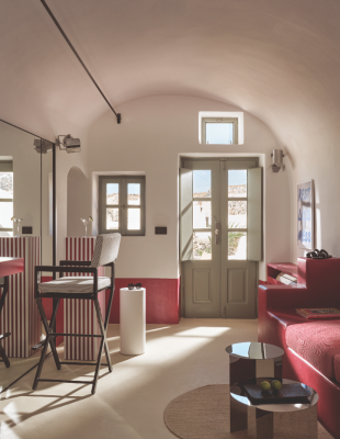 Το υψηλής αισθητικής boutique retreat στη Σαντορίνη που συστήνει την αυθεντική εκδοχή του νησιού