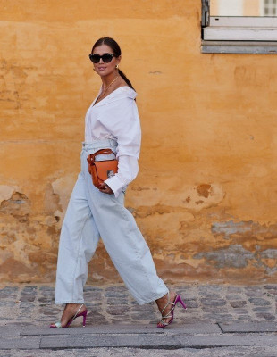 Τα tops που θα απογειώσουν τα baggy jeans