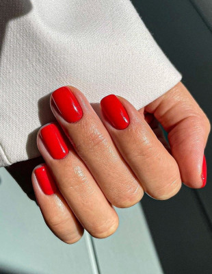 Λατρεύετε το κόκκινο μανικιούρ; Οι αποχρώσεις που πρέπει να δοκιμάσετε