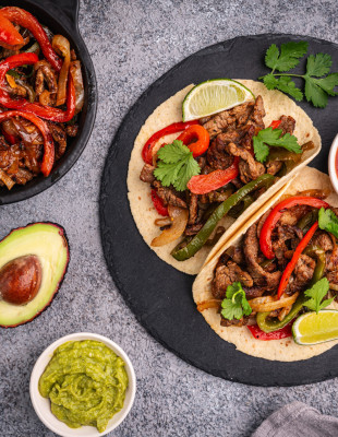 Ο Jamie Oliver μας μαγειρεύει fajitas με κοτόπουλο