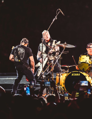 Οι Metallica «κατέλαβαν» την Αθήνα και το ΟΑΚΑ μετατράπηκε σε ναό της metal με πάνω από 80.000 θεατές