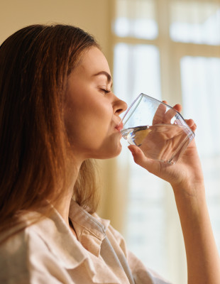 Τι πραγματικά συμβαίνει στον οργανισμό μας όταν πίνουμε νερό ακριβώς πριν από τον ύπνο;