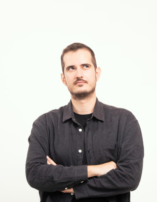 SKG Stories: O πετυχημένος stand-up comedian, Θανάσης Σαμαράς, πιστεύει πως η πραγματική ελευθερία ξεκινά από το να νιώθεις καλά με τον εαυτό σου
