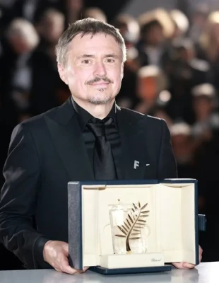 Cannes Film Festival: Στον Cristian Mungiu ο Χρυσός Φοίνικας - Τα highlights της τελετής λήξης και οι πιο λαμπερές εμφανίσεις