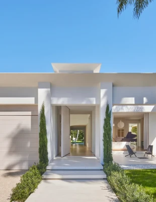 Μια κατοικία στην California επανερμηνεύει το design του αρχαιοελληνικού ναού μέσα από μια αφαιρετική αρχιτεκτονική ματιά