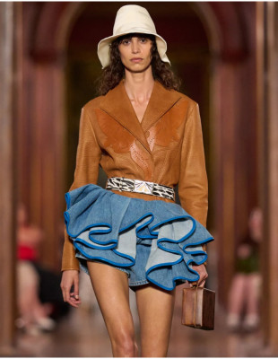 Louis Vuitton Cruise 2027: Ο Nicolas Ghesquière μετέτρεψε τη μόδα σε καλλιτεχνική δήλωση