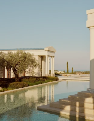 Το Amanzoe μετατρέπεται σε προορισμό σύγχρονης τέχνης με τη νέα έκθεση “Life Cycles” σε συνεργασία με την Γκαλερί Ζουμπουλάκη