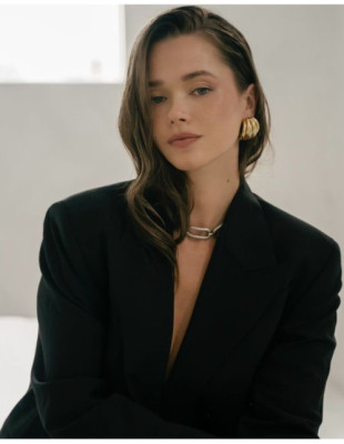 Helmet Hair: Ποιο hairstyle είναι πιο πρακτικό και chic από το slick back bun;