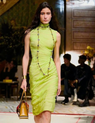 Τα καλοκαιρινά χρώματα που θα χαρίσουν expensive looking αισθητική στις εμφανίσεις σας