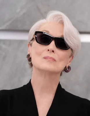 Η Meryl Streep και η Anne Hathaway συναντούν τα iconic items του The Devil Wears Prada