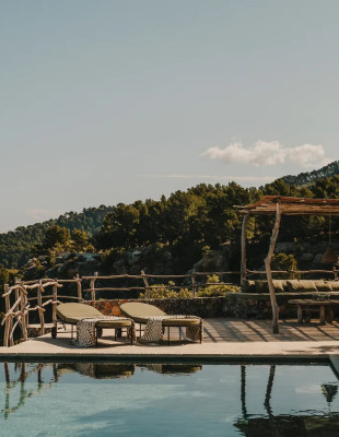 Η βίλα στη Μαγιόρκα που μεταμορφώθηκε σε ένα γήινο μεσογειακό καταφύγιο γεμάτο χειροποίητες λεπτομέρειες