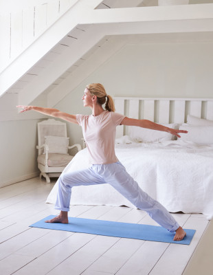 Η ιδανική πρωινή yoga routine που υπόσχεται ενέργεια και ευεξία