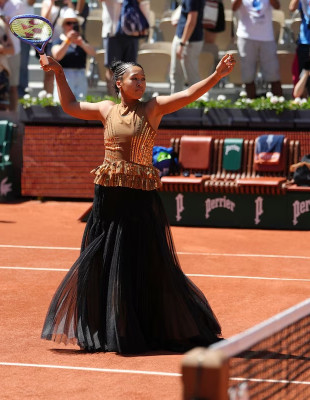 Her Style Rocks: Η Naomi Osaka μετέτρεψε ξανά το Roland Garros σε catwalk υψηλής ραπτικής