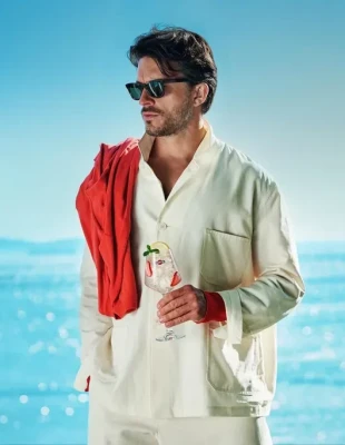 Ο Jonathan Bailey γίνεται ο νέος “MARTINI Man” σε μια καμπάνια γεμάτη ιταλικό στιλ