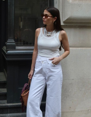 Denim pants & Tops: Οι πιο κομψοί συνδυασμοί που θα σας πείσουν ότι τα τζιν έχουν μια θέση στο καλοκαίρι