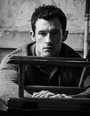 Ο Callum Turner μοιράζεται τις πρώτες του εμπειρίες από το Hollywood, αναπολώντας τις στιγμές που τον διαμόρφωσαν