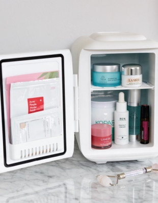 Beauty Fridge: Ποια προϊόντα περιποίησης αξίζει πραγματικά να μπαίνουν στο ψυγείο το καλοκαίρι;