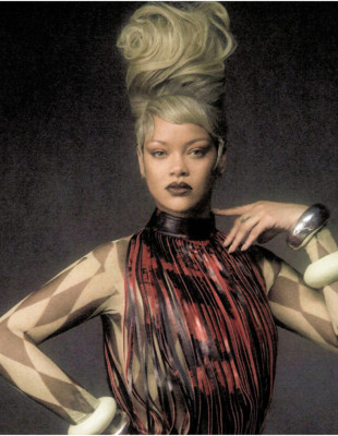 Η Rihanna φωτογραφίζεται από τον Szilveszter Makó και πρωταγωνιστεί σε ένα από τα πιο καλλιτεχνικά editorials της χρονιάς