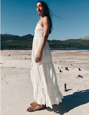 Τα flare dresses που κολακεύουν τη σιλουέτα σας και δεν θα μπορείτε να αποχωριστείτε