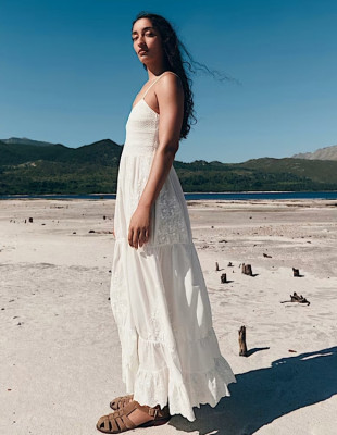 Τα flare dresses που κολακεύουν τη σιλουέτα σας και δεν θα μπορείτε να αποχωριστείτε
