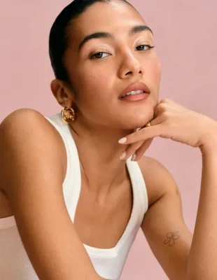 Η 10λεπτη beauty routine της Olivia Dean για φυσική λάμψη και υγιή μαλλιά
