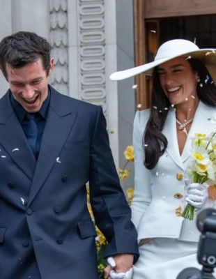 Η Dua Lipa παντρεύτηκε τον Callum Turner σε μια τελετή-έκπληξη στο Λονδίνο