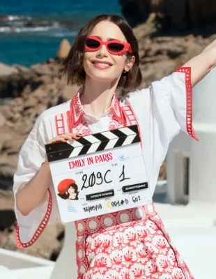 Emily in Paris: Οι κορυφαίες τάσεις που αναδεικνύονται μέσα από τη σειρά και τα looks που μας εμπνέουν από τα γυρίσματα στην Ελλάδα