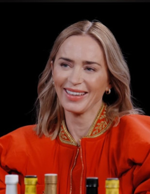 Η Emily Blunt στο Hot Ones μιλά για τη νέα της κινηματογραφική εποχή δοκιμάζοντας spicy wings