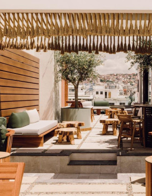 Tο rooftop στην καρδιά της Θεσσαλονίκης που δίνει τη δική του εκλεπτυσμένη ταυτότητα στα καλοκαιρινά βράδια