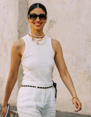 Οι fashion approved τρόποι για να εντάξετε τα λευκά tank tops στις εμφανίσεις σας