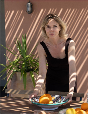 Η fashion stylist Hanna Zinchenko μάς καλωσορίζει στη σύγχρονη κατοικία της με θέα την Αθήνα
