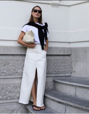 Denim maxi skirt: Οι πιο chic τρόποι να τη φορέσετε το καλοκαίρι