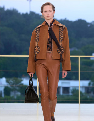 Hermès FW26 Chapter Two: Η Nadège Vanhée-Cybulski μεταφέρει το όραμά της στο κινηματογραφικό σκηνικό του Λος Άντζελες