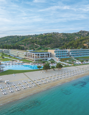 Το resort στη Νικήτη της Χαλκιδικής, όπου η σύγχρονη πολυτέλεια συναντά την αυθεντική διάθεση καλοκαιρινής ανεμελιάς