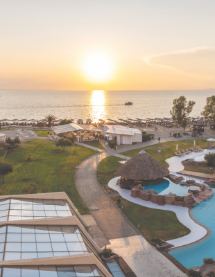 Το εμβληματικό resort στη Σιθωνία της Χαλκιδικής που εξακολουθεί να αποτελεί έναν ξεχωριστό προορισμό διακοπών
