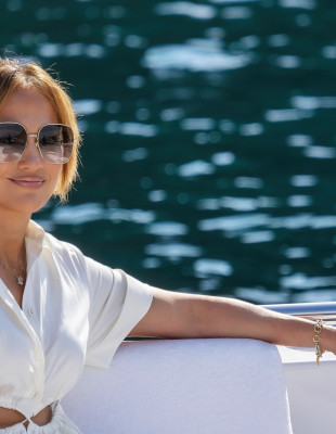 Η Jennifer Lopez θυμάται τα τραγούδια και τους καλλιτέχνες που διαμόρφωσαν την καριέρα της