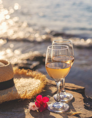 Summer Wine: Τα λευκά και τα ροζέ κρασιά που θα συνοδεύσουν ιδανικά τις καλοκαιρινές μας στιγμές