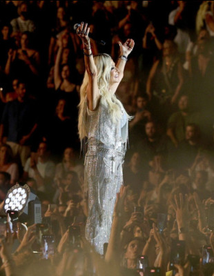 Ποιος είναι ο Kim Gavin, ο σκηνοθέτης της Adele, που θα συνεργαστεί με την Άννα Βίσση στη μεγάλη συναυλία της στο ΟΑΚΑ;