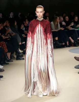 Breaking News: Ο Alexander McQueen επιστρέφει στην Εβδομάδα Μόδας του Λονδίνου